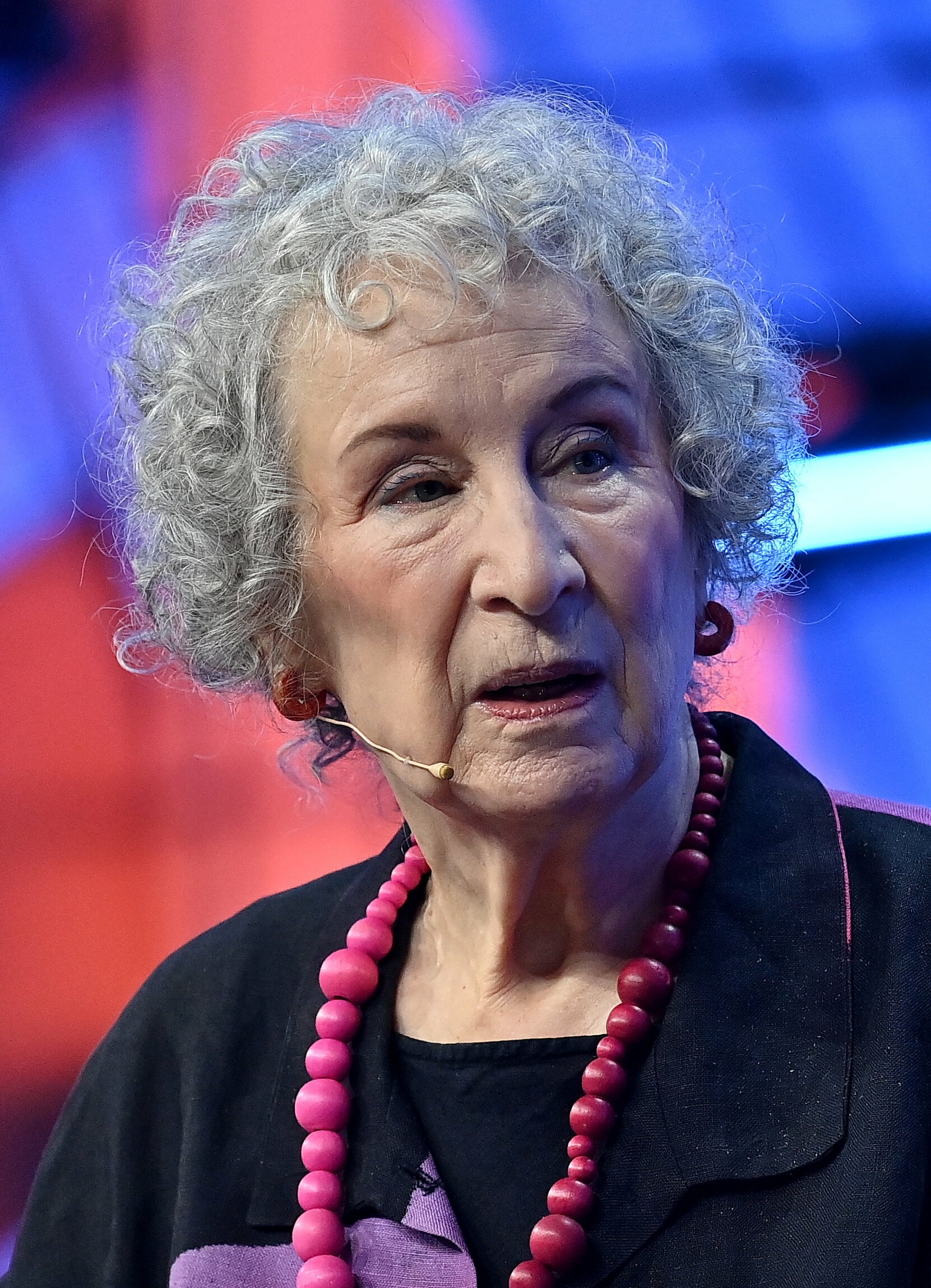 auteur Margaret Atwood de la citation Si la stabilité sociale est en forme de poire, vous avez le choix entre l'anarchie et la dictature. La plupart des gens opteront pour plus de sécurité, même s'ils doivent abandonner une certaine liberté personnelle.