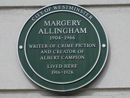 auteur Margery Allingham de la citation Le vieil homme semblait repérer la tromperie comme si elle se recommandait comme une chèvre.
