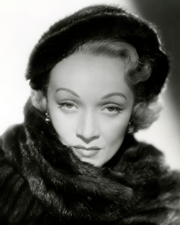 auteur Marlene Dietrich de la citation Un toilettage prudent peut prendre vingt ans de l'âge d'une femme, mais vous ne pouvez pas tromper un escalier.