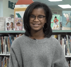 auteur Marley Dias de la citation Dans ma classe - dans toutes les classes de cinquième année - nous devions lire «Classics», des livres comme «Shiloh», qui concerne un garçon blanc et le chien qu'il sauve. Et «Old Yeller», qui concerne un garçon blanc et le chien qui le sauve. Et «où la fougère rouge se développe», qui concerne un garçon blanc et les deux chiens qu'il entraîne.