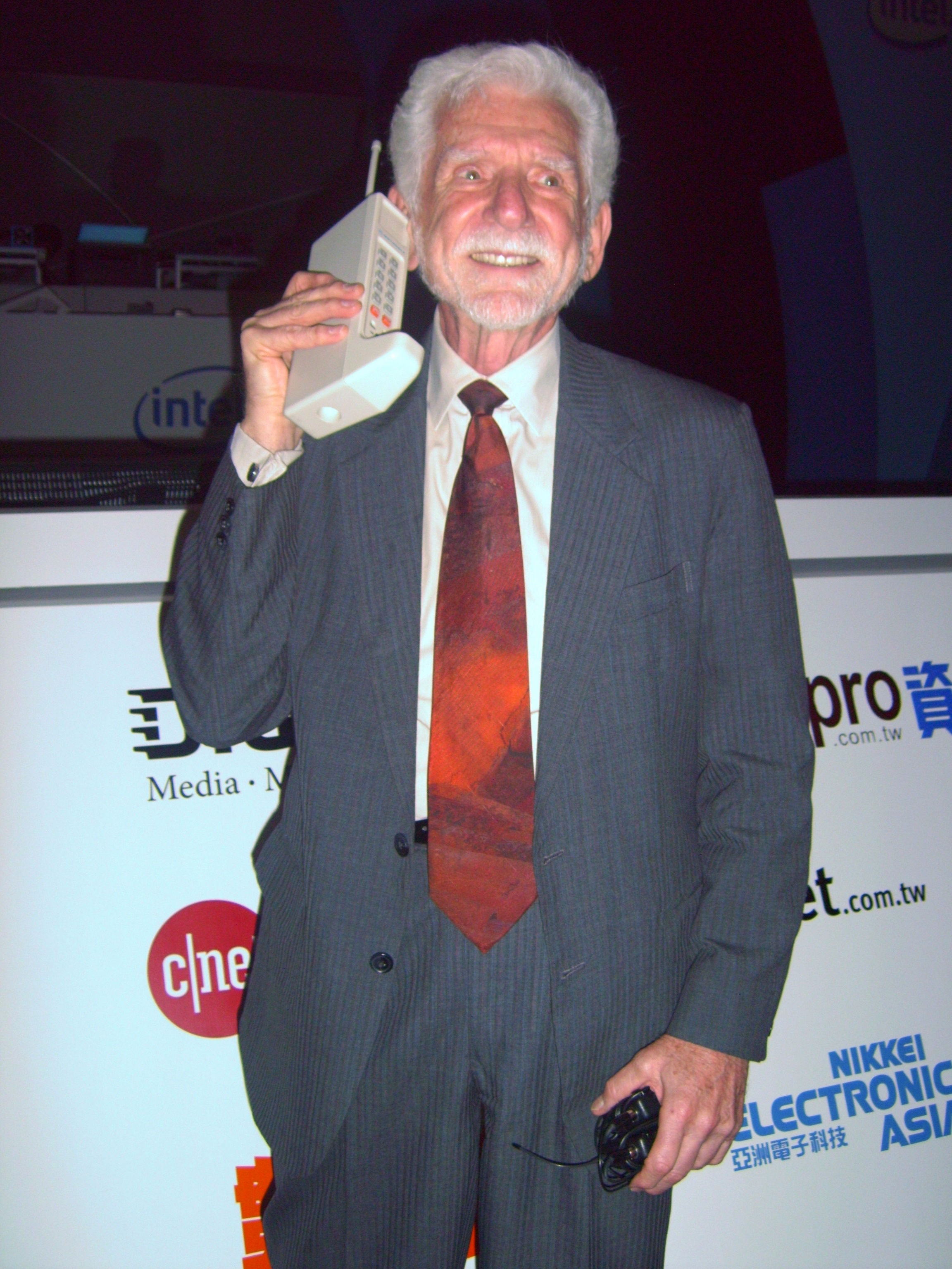 auteur Martin Cooper de la citation Oui, j'étais le seul aux gens qui a inventé le téléphone portable. Maintenant, chaque fois que quelqu'un reçoit un appel abandonné, il me blâme.