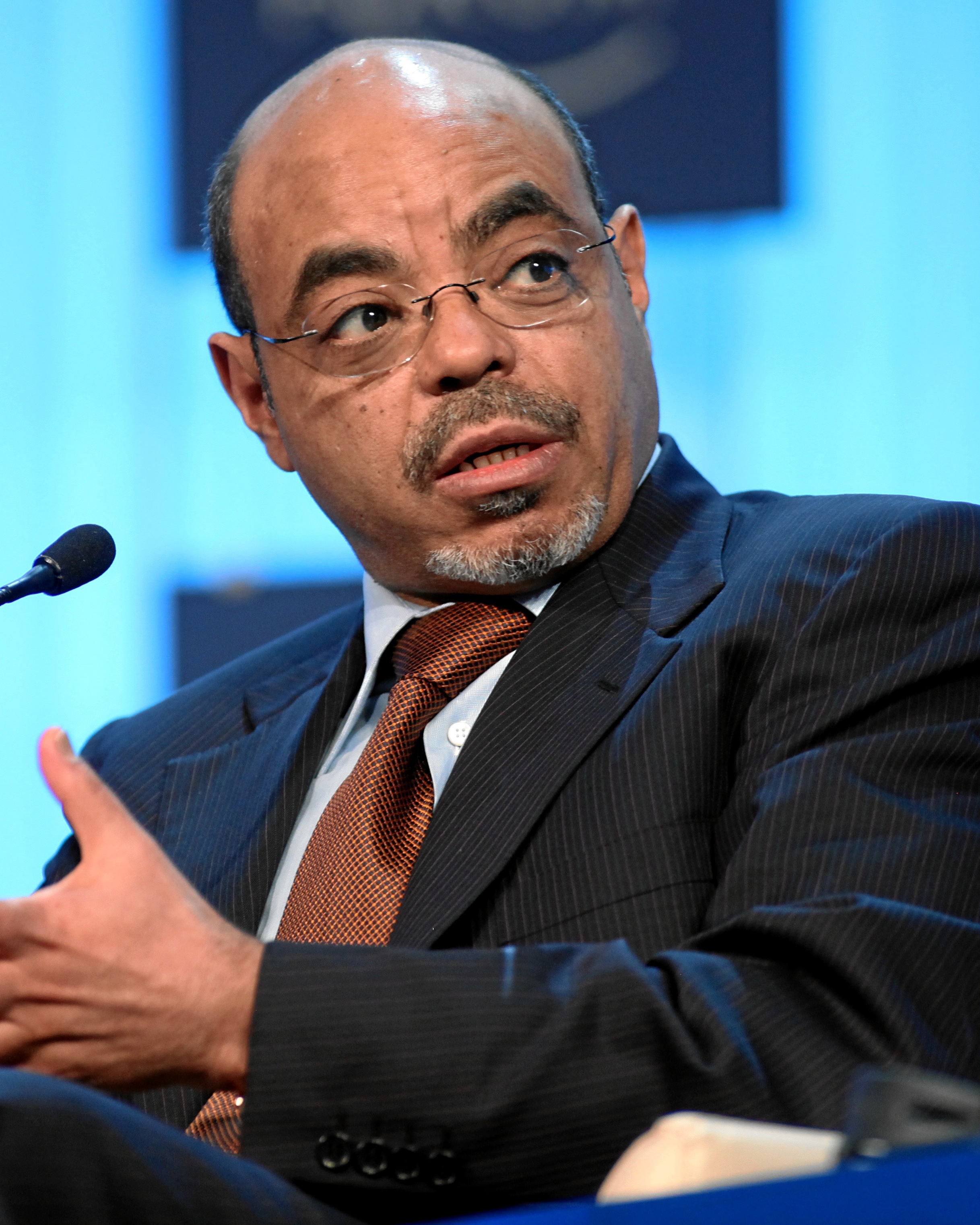 auteur Meles Zenawi de la citation J'en sais plus maintenant que dans le passé sur le processus de démocratisation. J'en sais plus sur les pièges.