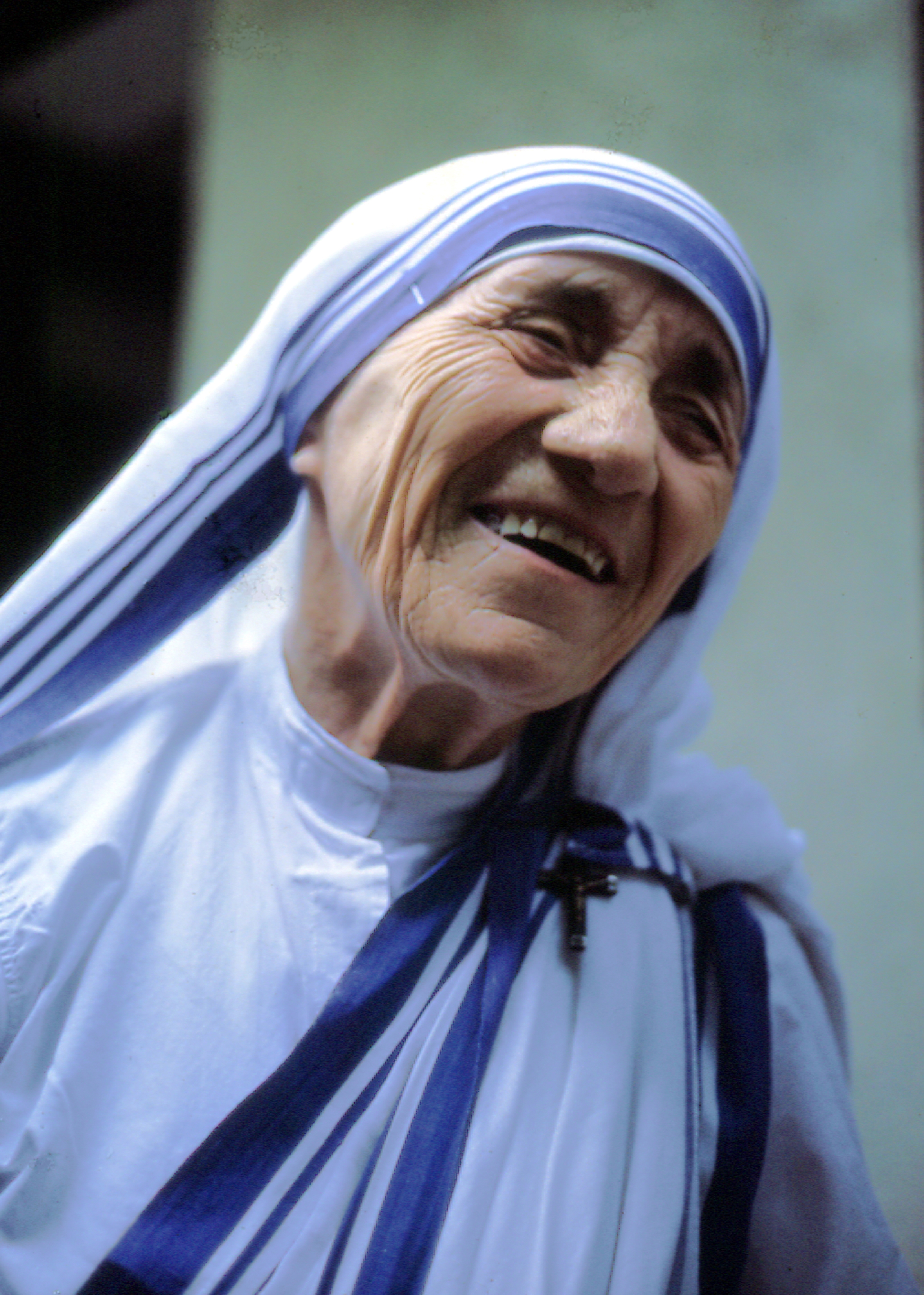auteur Mère Teresa de la citation La sainte vie consiste à faire l'œuvre de Dieu avec un sourire.