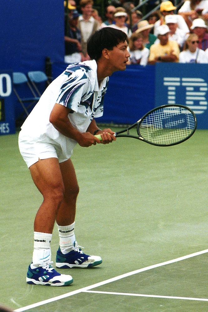 auteur Michael Chang de la citation Je considère le tennis comme un peu une plate-forme pour, espérons-le, toucher des vies et encourager les gens.
