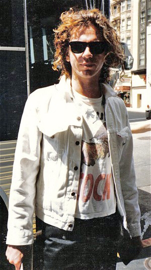 auteur Michael Hutchence de la citation INXS n'a jamais eu ce truc de groupie. Non, non, nous ne l'avons jamais fait. Pas d'une manière sexuelle - eh bien, d'accord, alors, peut-être il y a des années. J'ai fait quelques choses stupides dans mon temps, mais vous devez avoir du respect pour vous-même, sinon vous finissez par vous habituer