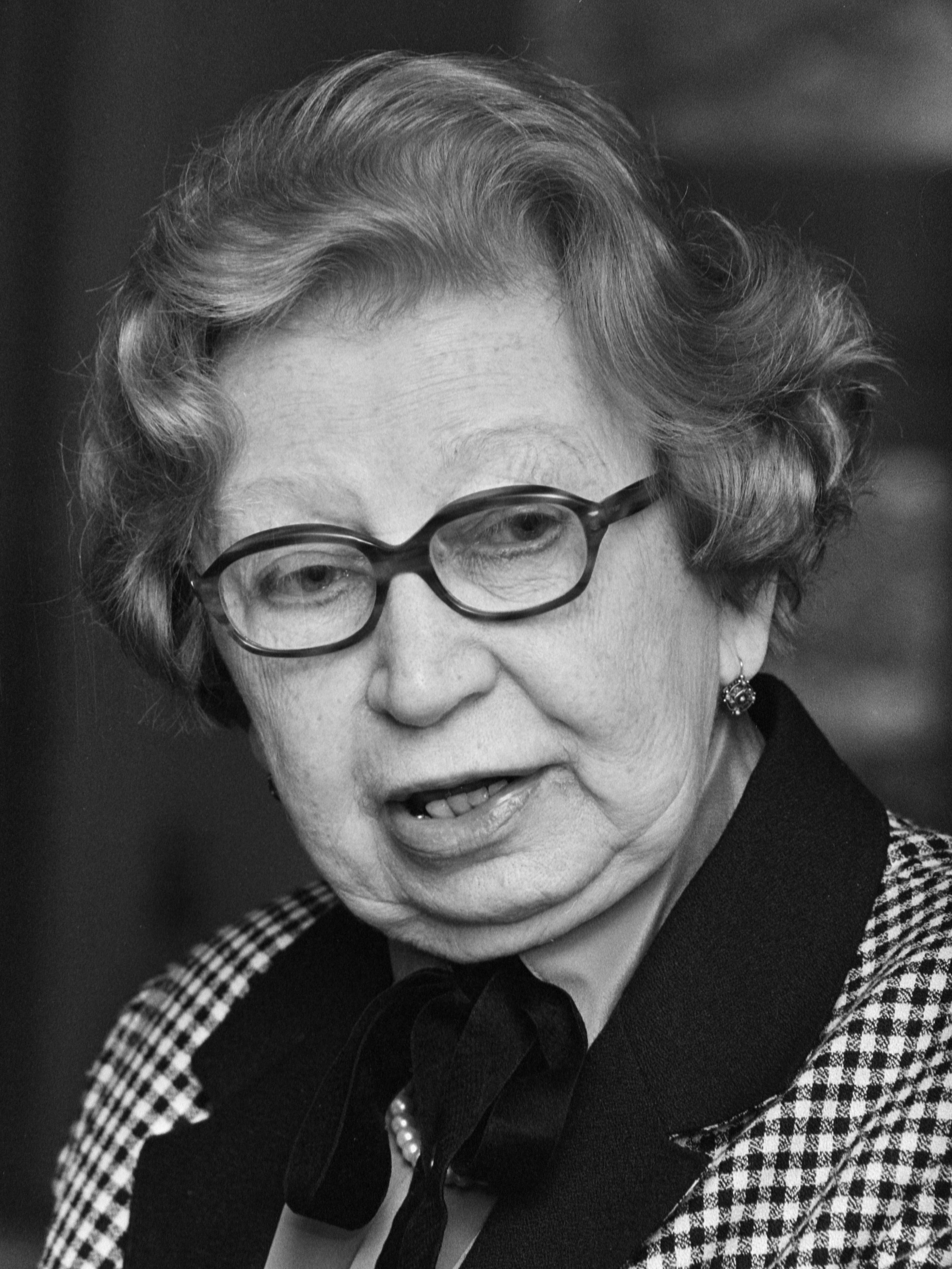 auteur Miep Gies de la citation Imaginez que les jeunes grandissent avec le sentiment que vous devez être un héros pour faire votre devoir humain. J'ai peur que personne ne aide jamais les autres, car qui est un héros?