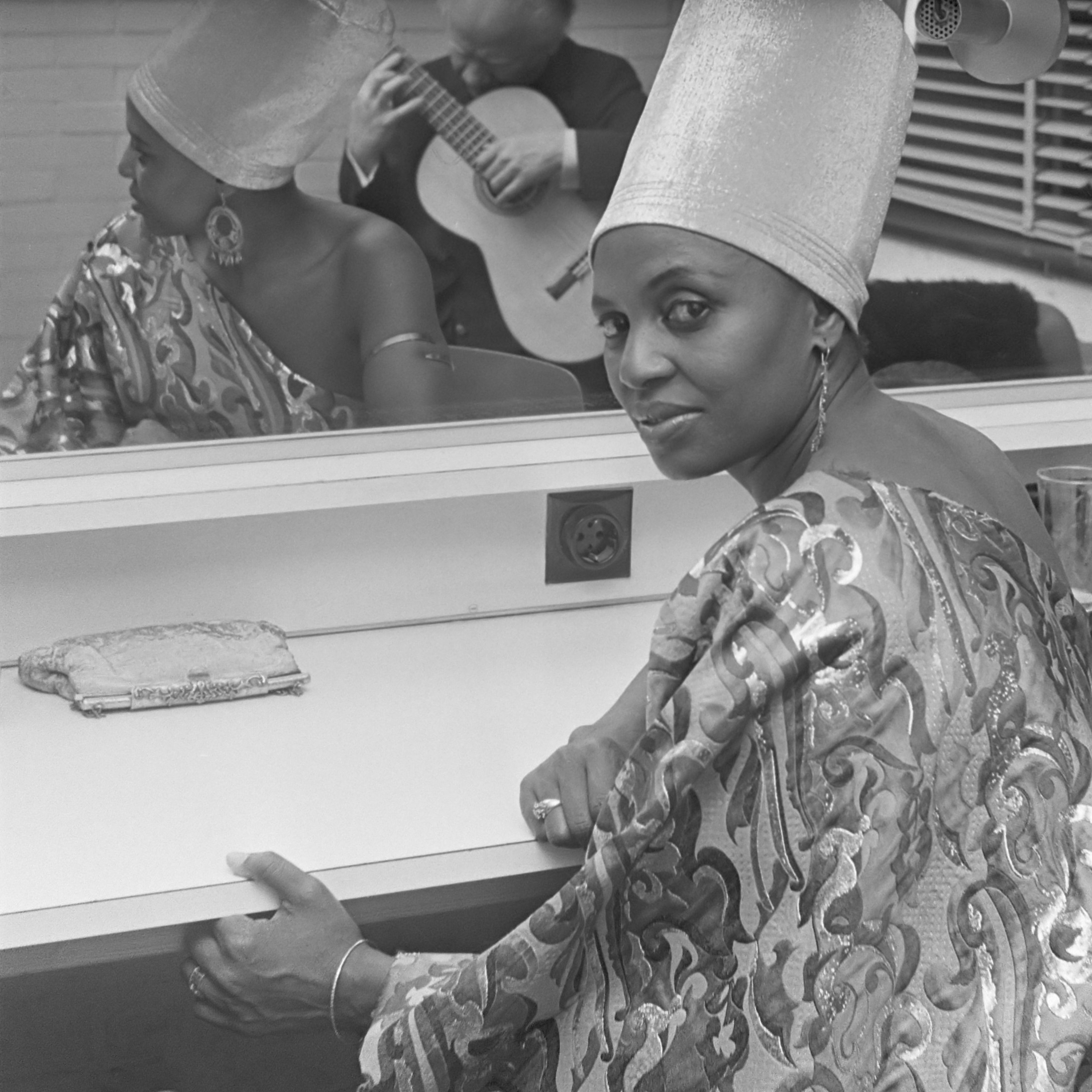 auteur Miriam Makeba de la citation Je n'avais pas grand-chose, mais j'étais toujours heureux de partager ce que j'avais. Il semblait que tous les Africains venus à New York se présenteraient à la porte de mon appartement à l'heure du dîner, et je ne pouvais pas les détourner. Je n'étais pas beaucoup plus âgé que n'importe lequel d'entre eux, mais ils ont commencé à m'appeler «Mama Africa» et le nom est resté.