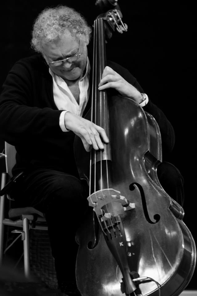 auteur Miroslav Vitous de la citation Ainsi, la base de la musique jazz est basée sur le fait que le bassiste ne pouvait pas jouer son instrument.