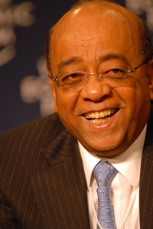 auteur Mo Ibrahim de la citation La lutte contre Ebola ne peut pas saper la lutte contre la pauvreté.