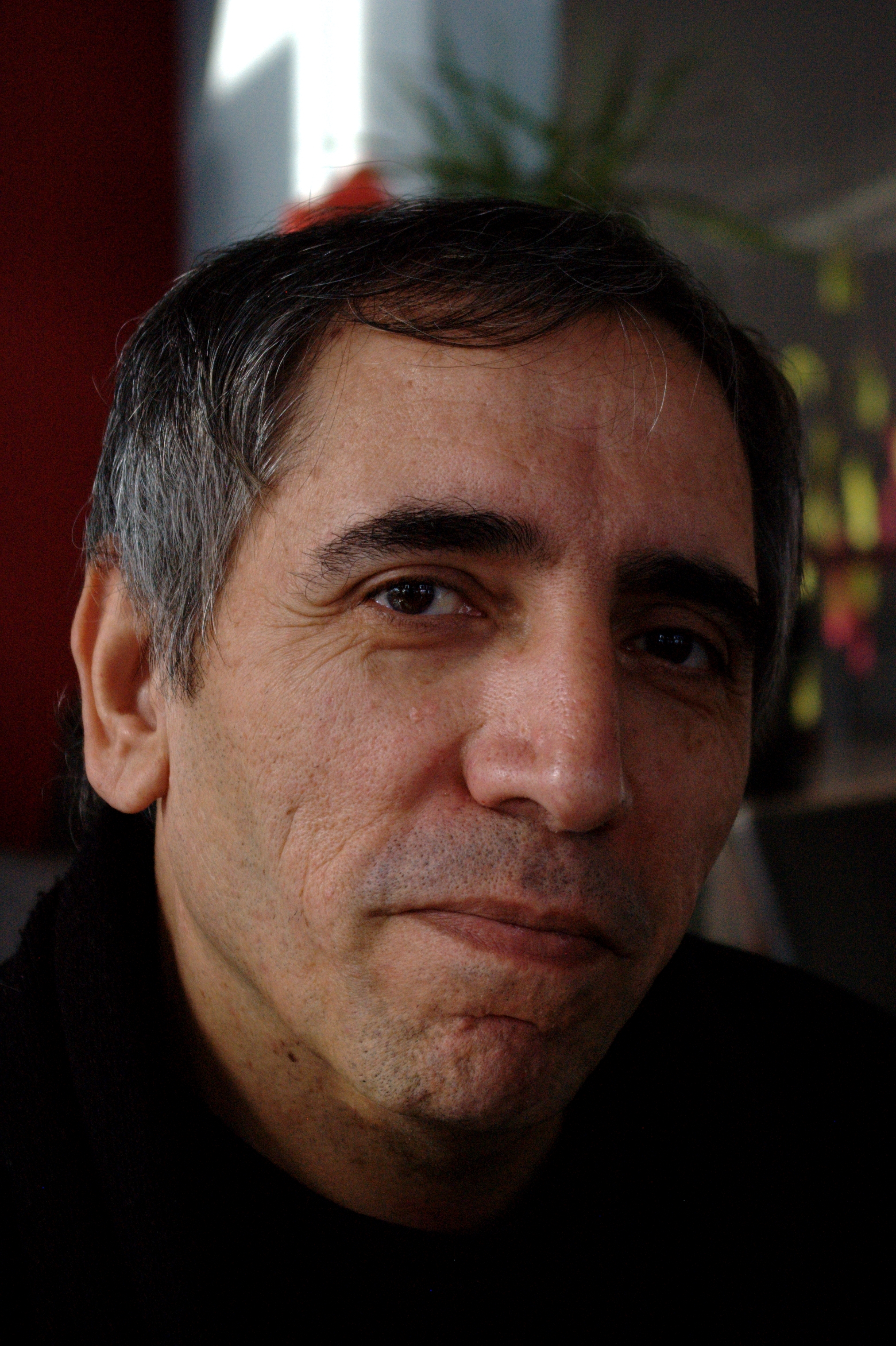 auteur Mohsen Makhmalbaf de la citation Il y a une frontière de 800 kilomètres entre l'Iran et l'Afghanistan.