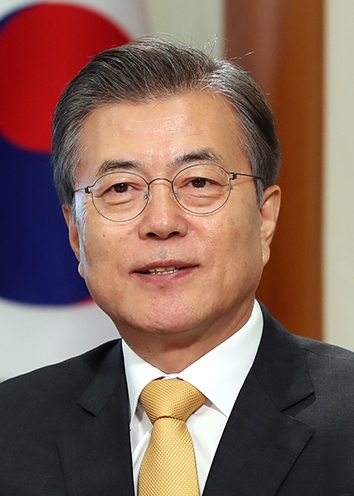 auteur Moon Jae-in de la citation La dénucléarisation et la paix durable sur la péninsule coréenne ne peuvent pas être abandonnées ou retardées, car ils sont la mission historique.