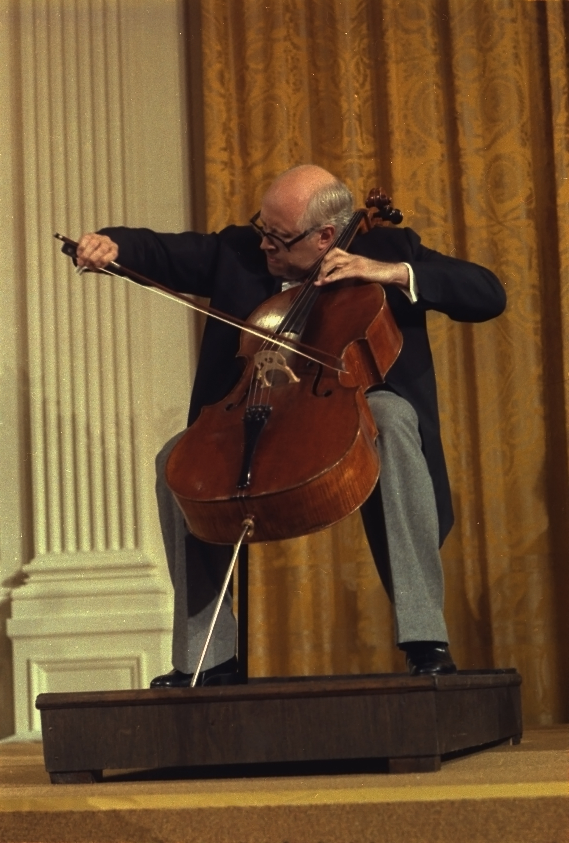 auteur Mstislav Rostropovich de la citation Quand j'ai commencé à apprendre le violoncelle, je suis tombé amoureux de l'instrument parce que cela semblait être une voix - ma voix.