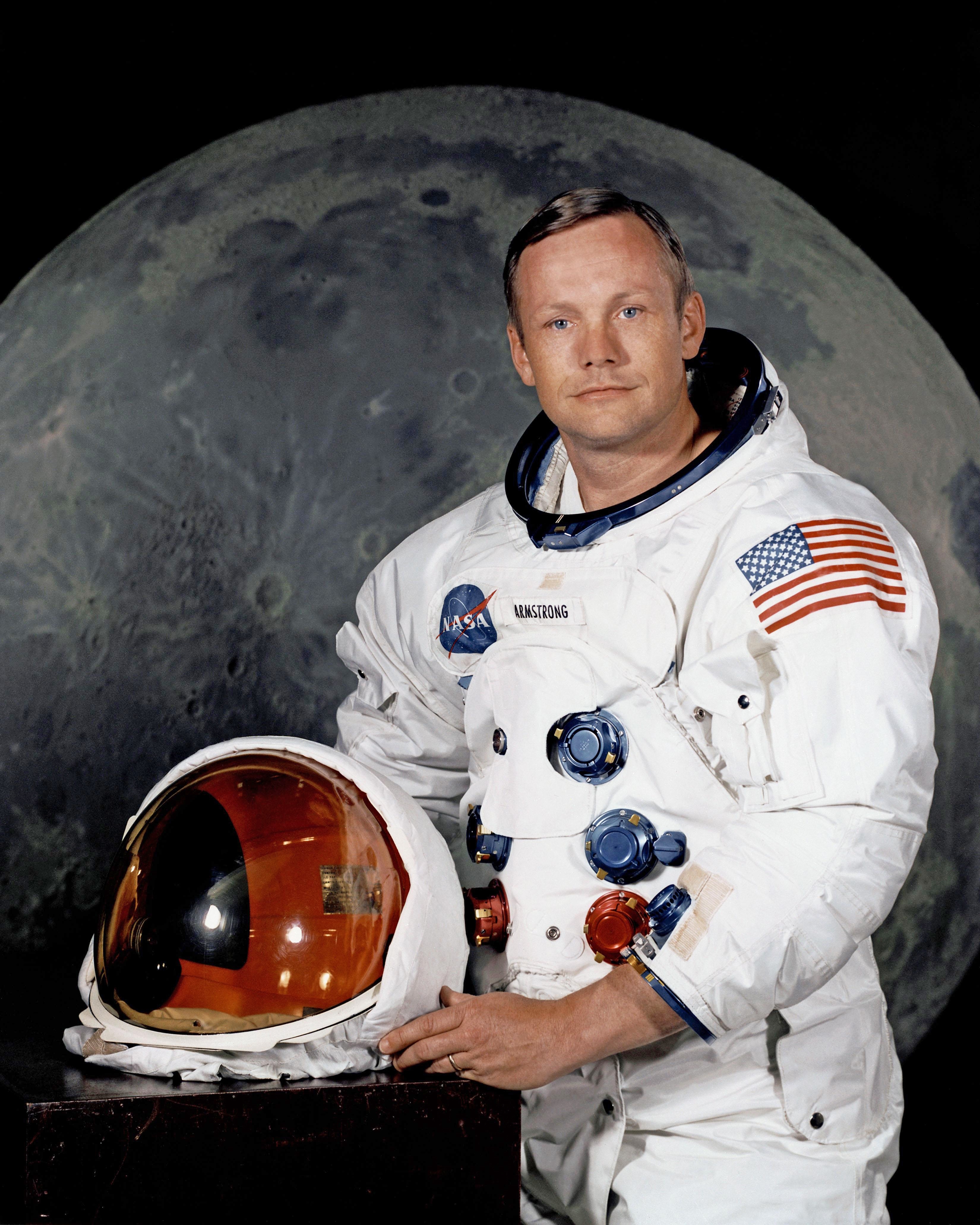auteur Neil Armstrong de la citation Alors que je marchais sur la lune, j'ai regardé autour de moi, hébété... magnifique. La vaste surface argentée sablonneuse était presque illusoire