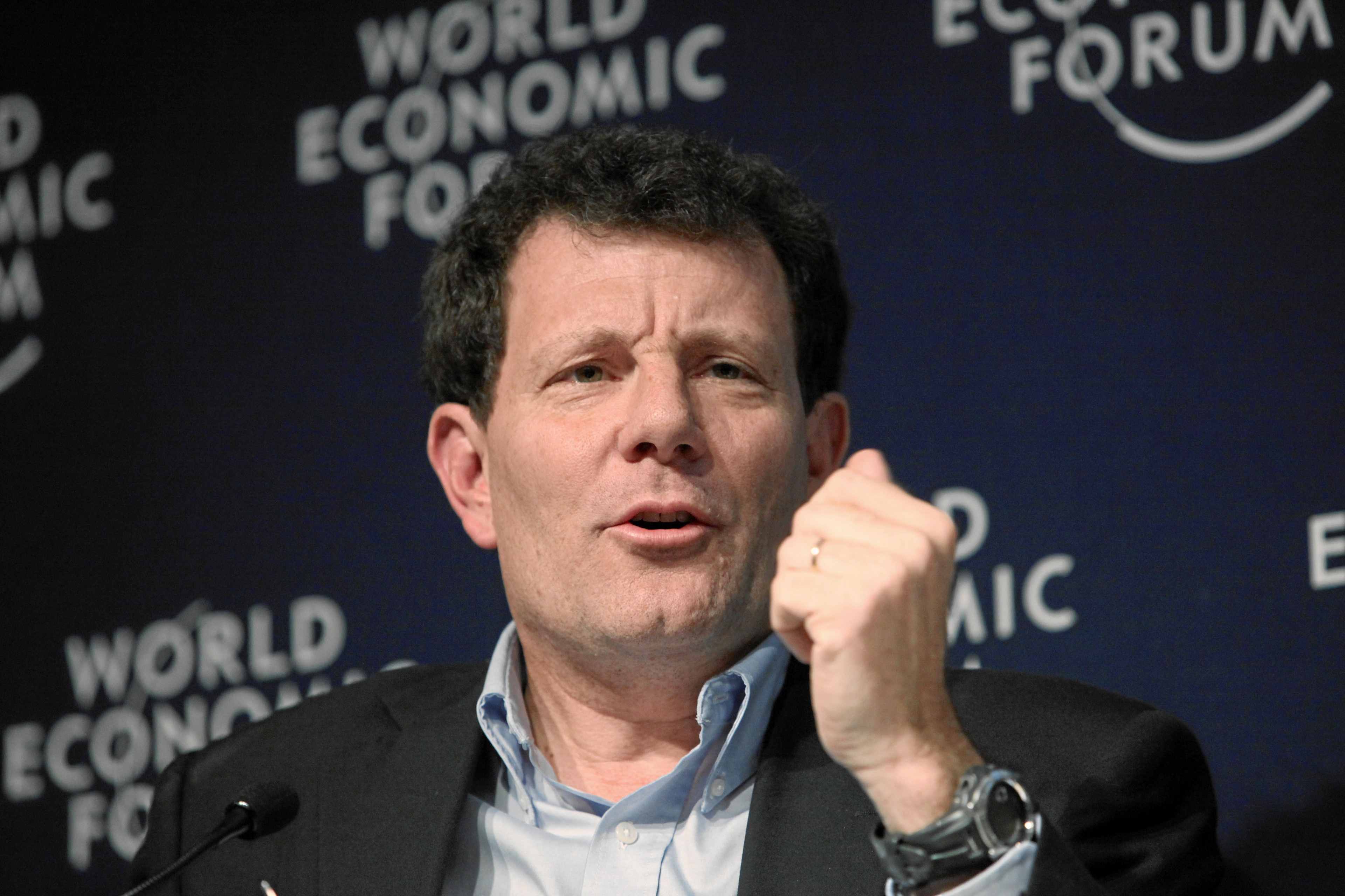 auteur Nicholas Kristof de la citation Ni les pays donateurs occidentaux comme les États-Unis, ni les pauvres bénéficiaires comme le Cameroun ne se soucient beaucoup des Africains qui sont pauvres, ruraux et femmes.