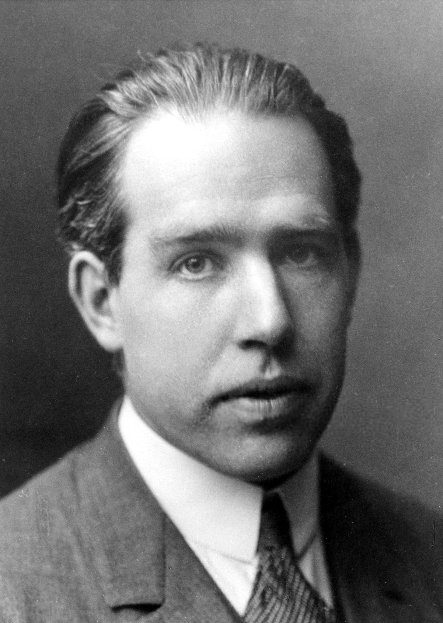 auteur Niels Bohr de la citation Certains sujets sont si sérieux que l'on ne peut que plaisanter à leur sujet.