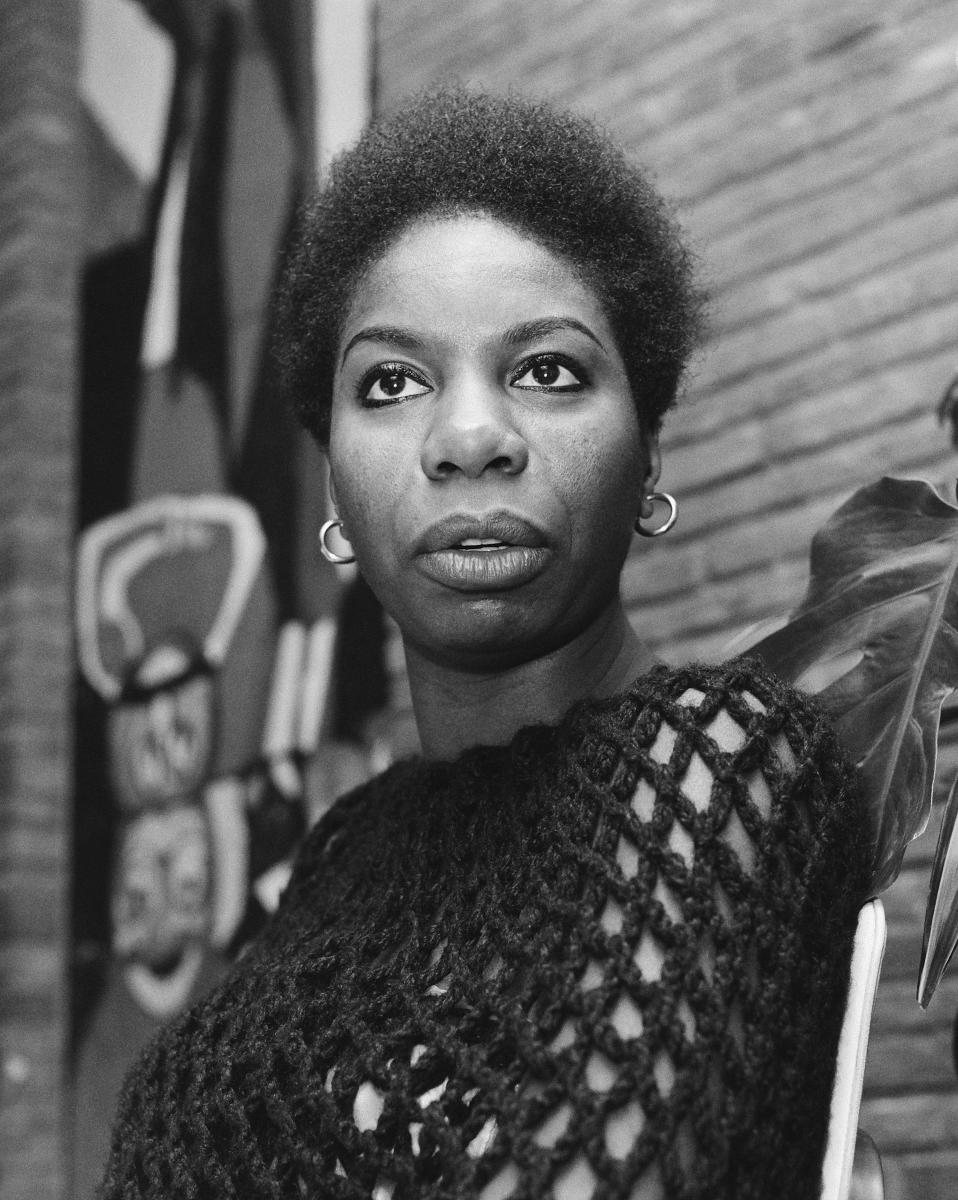 auteur Nina Simone de la citation C'est peut-être un rêve, mais je le dirai quand même: je devais me marier l'année dernière et j'ai acheté une robe. Lorsque je rencontre Nelson Mandela, je mettrai cette robe et que je ferai le train enlevé et mis de côté, et embrasserai le sol sur lequel il marche puis embrasser ses pieds.