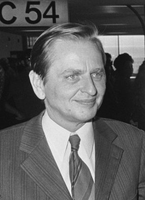 auteur Olof Palme de la citation Les droits de la démocratie ne sont pas réservés à un groupe restreint au sein de la société, ce sont les droits de tout le peuple.