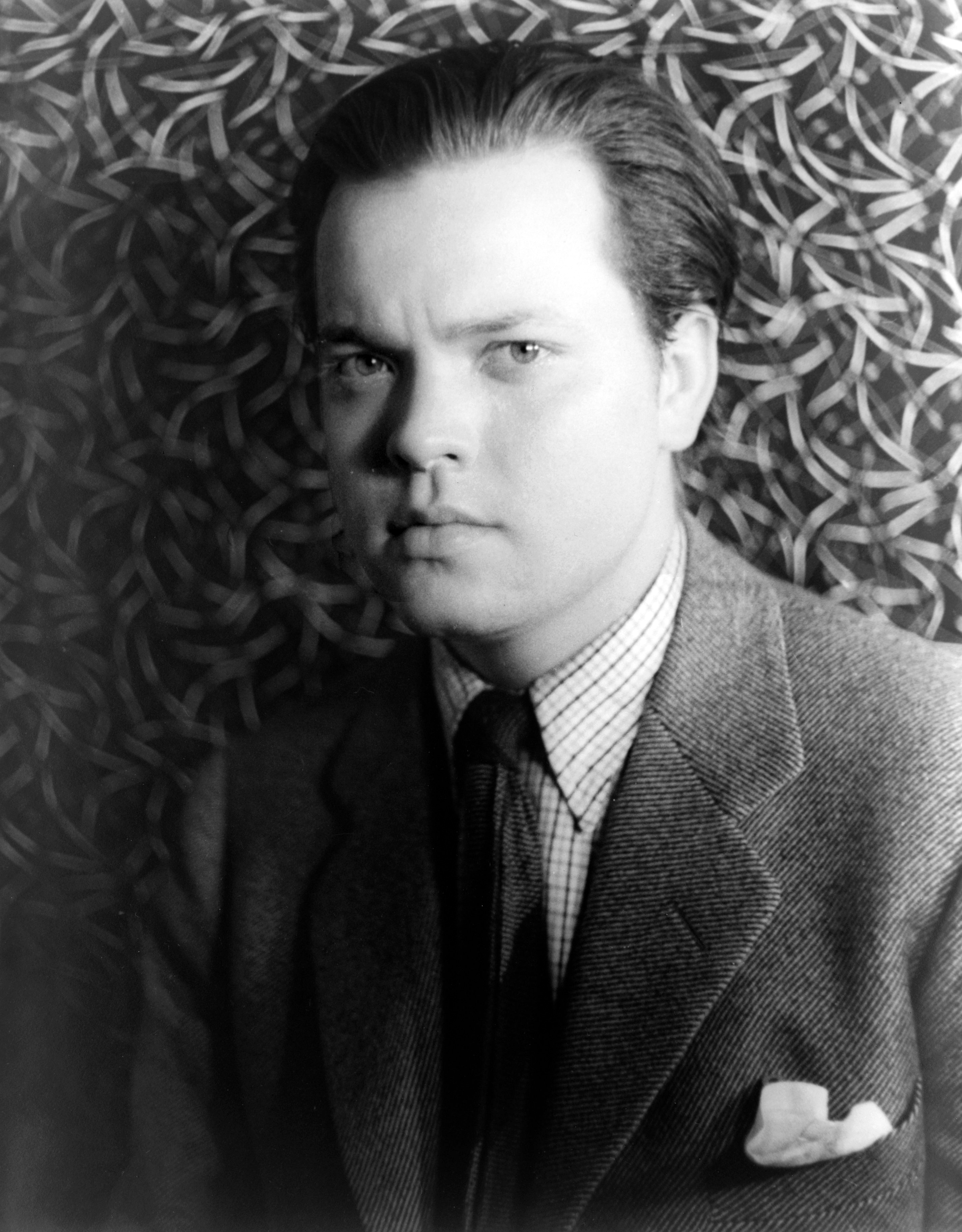 auteur Orson Welles de la citation Personnellement, je n'aime pas qu'une petite amie ait un mari. Si elle trompe son mari, je pense qu'elle me trompera.