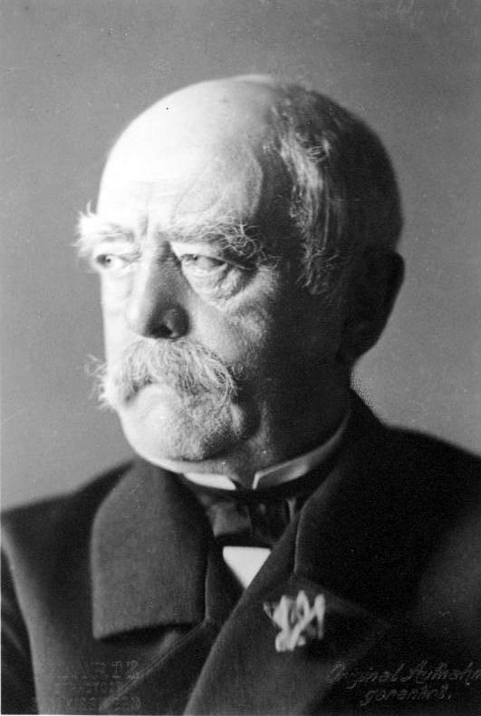 auteur Otto Von Bismarck de la citation Je considère même une guerre victorieuse comme un mal, à partir de laquelle l'État doit s'efforcer des nations de rechange.