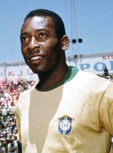auteur Pelé de la citation La première Coupe du monde dont je me souviens a été en 1950 à l'âge de 9 ou 10 ans. Mon père était joueur de football, et il y avait une grande fête, et quand le Brésil a perdu contre l'Uruguay, j'ai vu mon père pleurer.