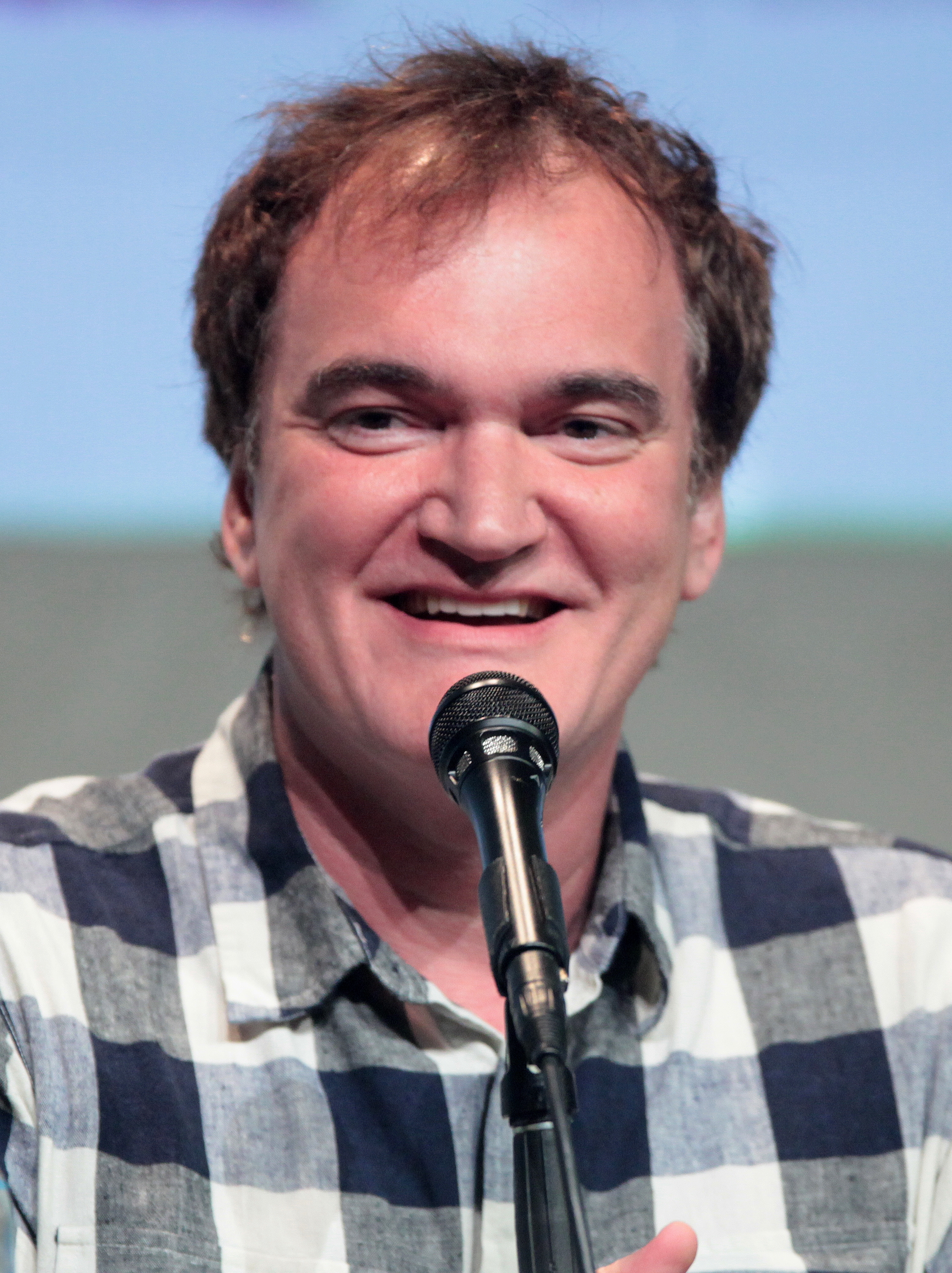 auteur Quentin Tarantino de la citation Pour vraiment connaître les gens et découvrir l'humanité, ce que je pense vraiment que les écrivains et les acteurs font, vous devez vous intéresser aux autres êtres humains, vous devez vous intéresser à l'humanité en général, et vous devez faire de la découverte de l'humanité et des différentes personnes.