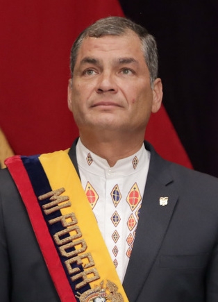 auteur Rafael Correa de la citation C'est à vous de décider qui croire: les mêmes personnes que d'habitude ou ceux qui mettent en danger leur vie pour sauver le pays.
