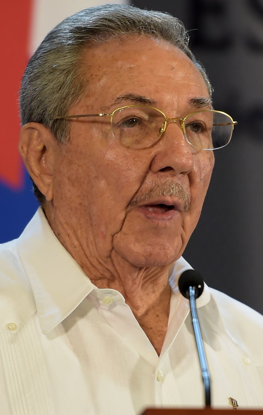 auteur Raul Castro de la citation À Cuba, nous avons une fête, mais aux États-Unis, il y a très peu de différence. Les deux parties sont une expression de la classe dirigeante.