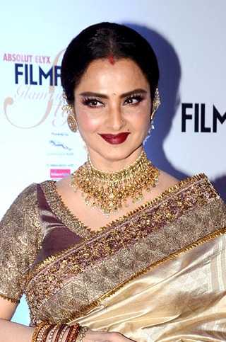 auteur Rekha de la citation Je pense sérieusement que Bachchan est plus bengali que n'importe lequel que je connais. C'est un vrai Dada bengali. Et je ne dis pas cela parce qu'il a une femme bengali ou a passé du temps à Kolkata. Il y a plus de l'héritage de Rabindranath Tagore en lui que quiconque.