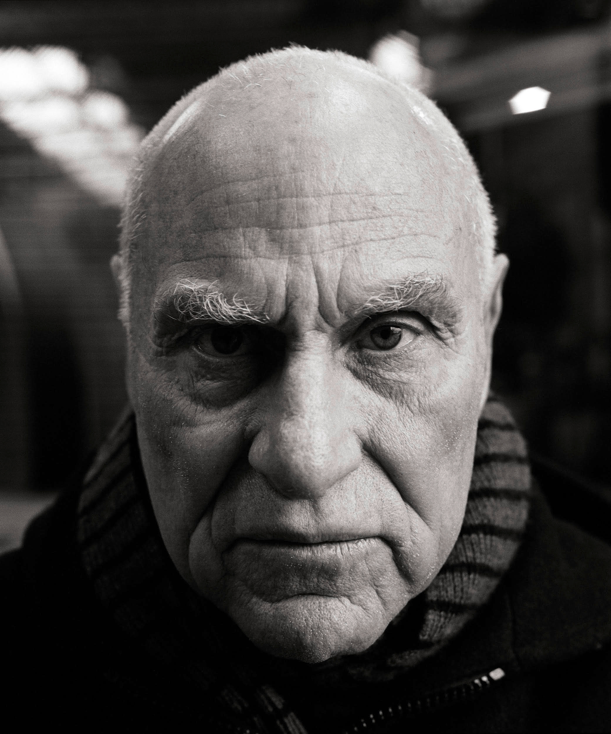 auteur Richard Serra de la citation Fondamentalement, ce que vous voulez vraiment faire, c'est essayer d'engager la relation corporelle du spectateur avec sa pensée et sa marche et son apparence, sans être trop lourde à ce sujet.