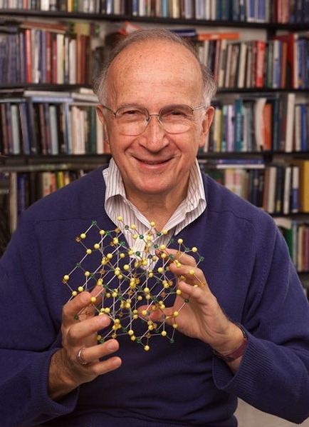 auteur Roald Hoffmann de la citation Je suis enseignant et j'en suis fier. À l'Université Cornell, j'ai enseigné principalement des étudiants de premier cycle, et en fait presque chaque année depuis 1966, j'ai enseigné la chimie générale de première année.