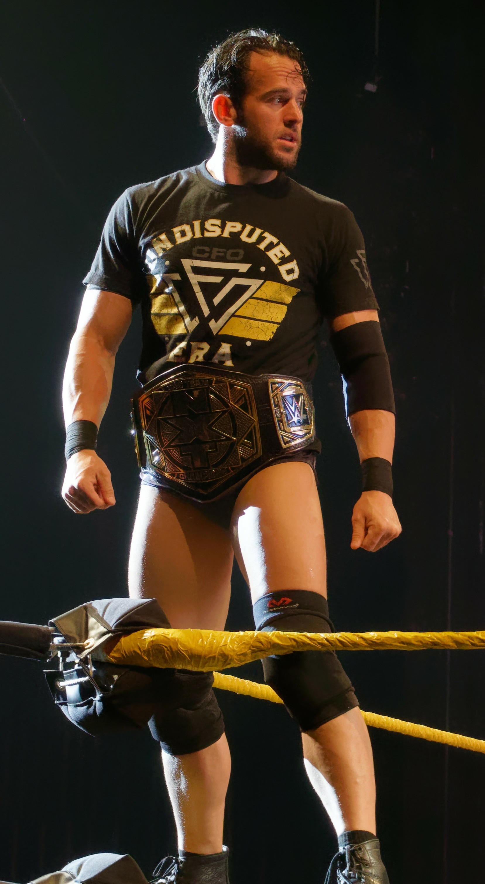 auteur Roderick Strong de la citation Une fois que vous commencez à entendre un buzz sur quelqu'un, vous voulez les vérifier parce que vous ne savez jamais si, et, ou quand exactement, il peut venir à NXT parce que NXT a évidemment le meilleur talent du monde.