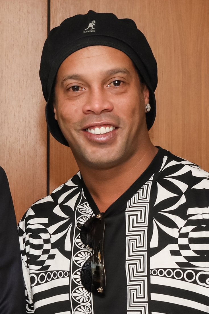auteur Ronaldinho de la citation Dieu donne des cadeaux à tout le monde, certains peuvent écrire, certains peuvent danser. Il m'a donné l'habileté pour jouer au football et j'en profite.