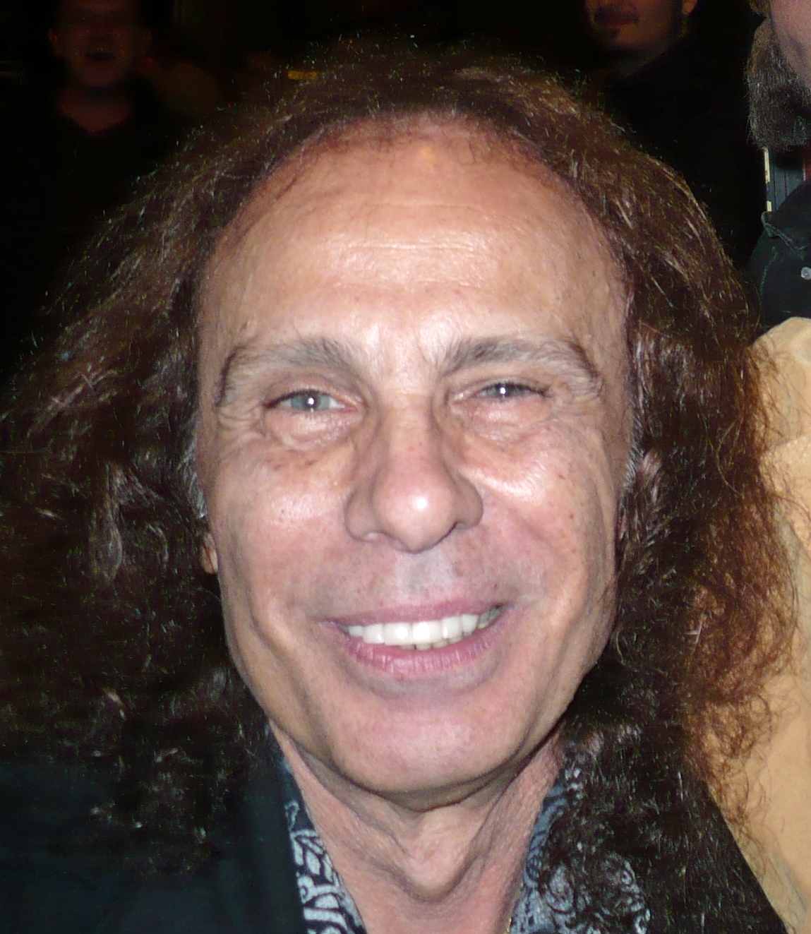 auteur Ronnie James Dio de la citation Après qu'il ait été recousu, ils l'ont bien fait, et maintenant ça va. Il a l'air un peu déformé et l'ongle n'a pas encore complètement repoussé, mais je suis reconnaissant d'avoir encore mon pouce et je peux toujours faire mon signe de klaxon.