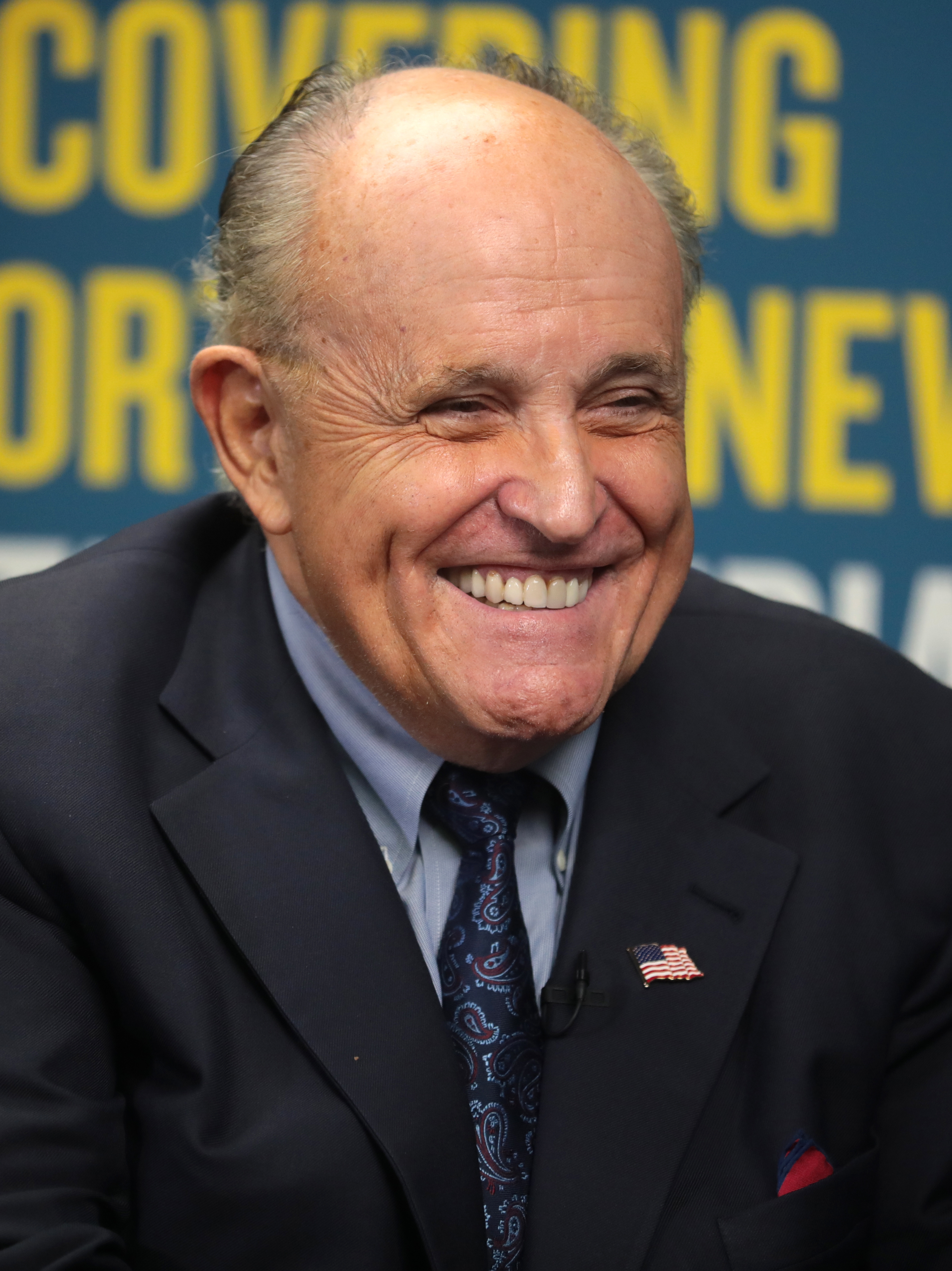 auteur Rudy Giuliani de la citation Si quelqu'un va gagner la citoyenneté, avec tous les autres obstacles qui sont mis sur le chemin, à la fin de la route, il devrait pouvoir parler anglais, il devrait être en mesure de lire l'anglais, il devrait avoir une certaine connaissance de l'histoire américaine.