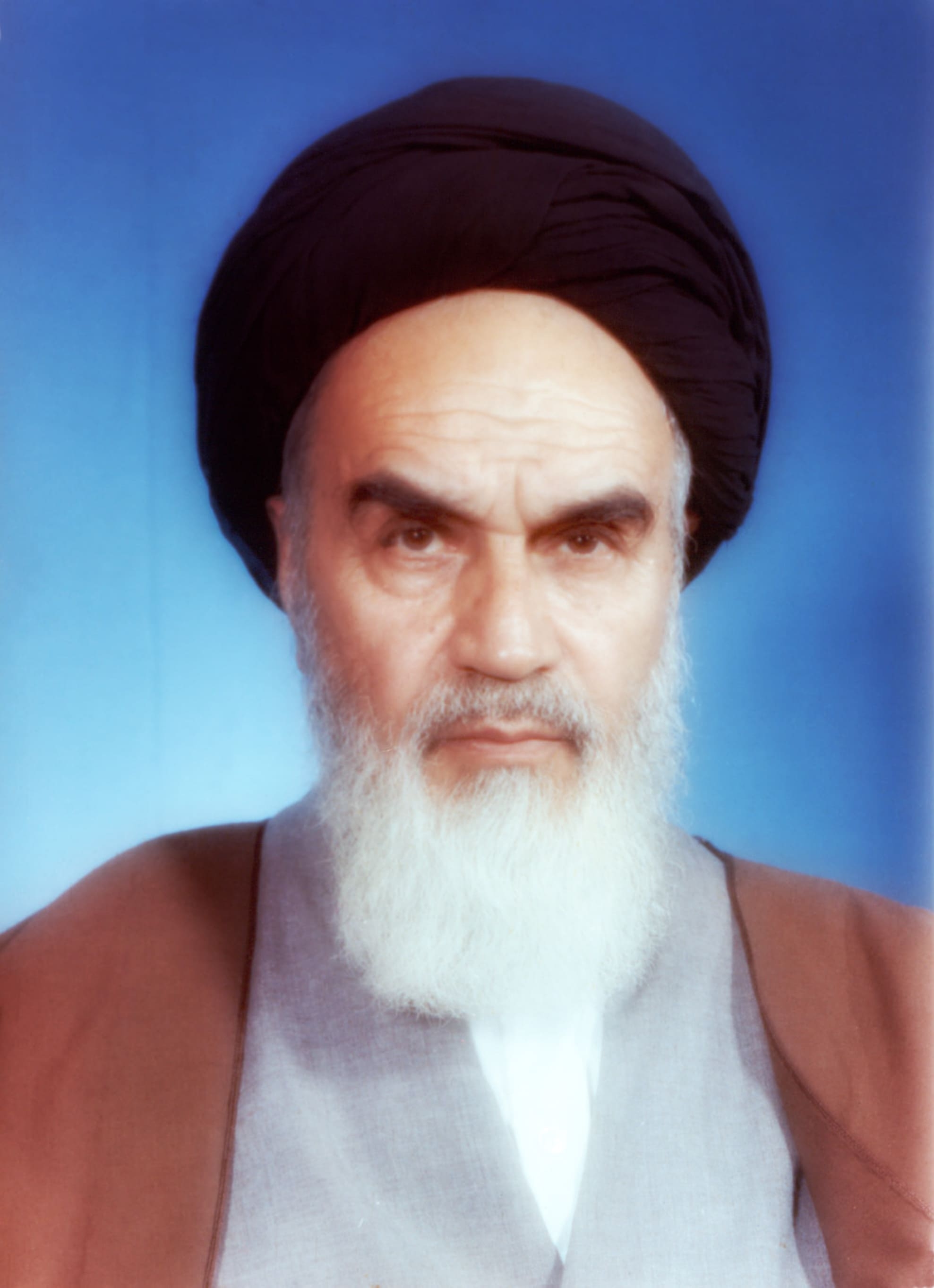 auteur Ruhollah Khomeini de la citation Il est presque impossible de faire face à un fou, sauf qu'il a des croyances religieuses, et le monde de l'islam sera endommagé si un fanatique comme lui devait commettre un meurtre au nom de la religion contre 60 personnes innocentes.