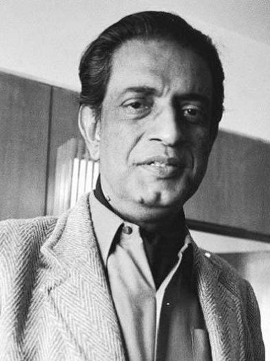auteur Satyajit Ray de la citation Parfois, un réalisateur fait trois films. Peut-être qu'il tourne un film à Madras et un film à Bombay et il ne peut pas quitter Madras car un tournage doit être fait, alors il réalise par téléphone. Le tournage a lieu. Dans les délais.