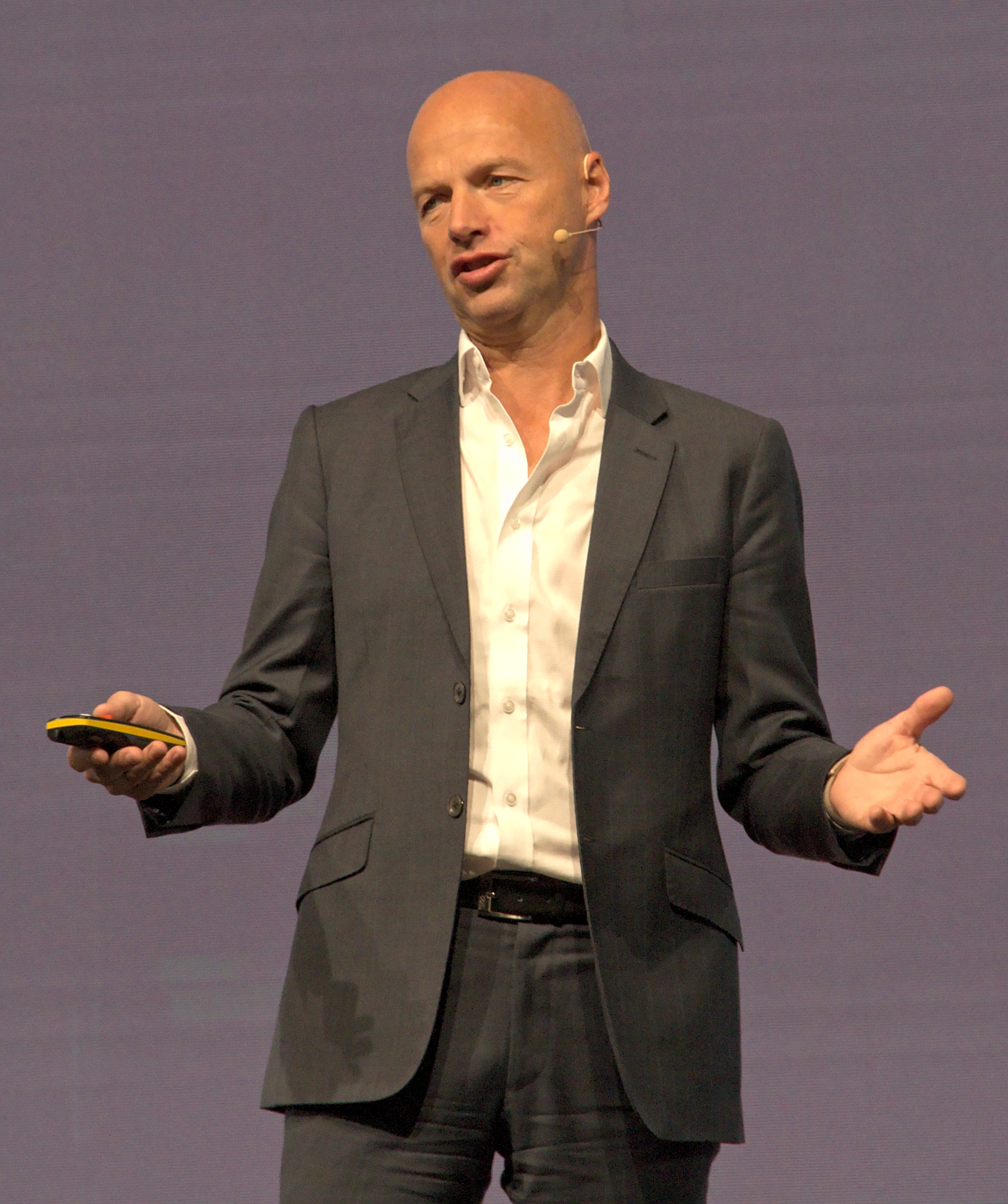 auteur Sebastian Thrun de la citation Je pense que chaque technologie peut être abusée, mais fondamentalement, nous mettons les nouvelles technologies au service de l'humanité.