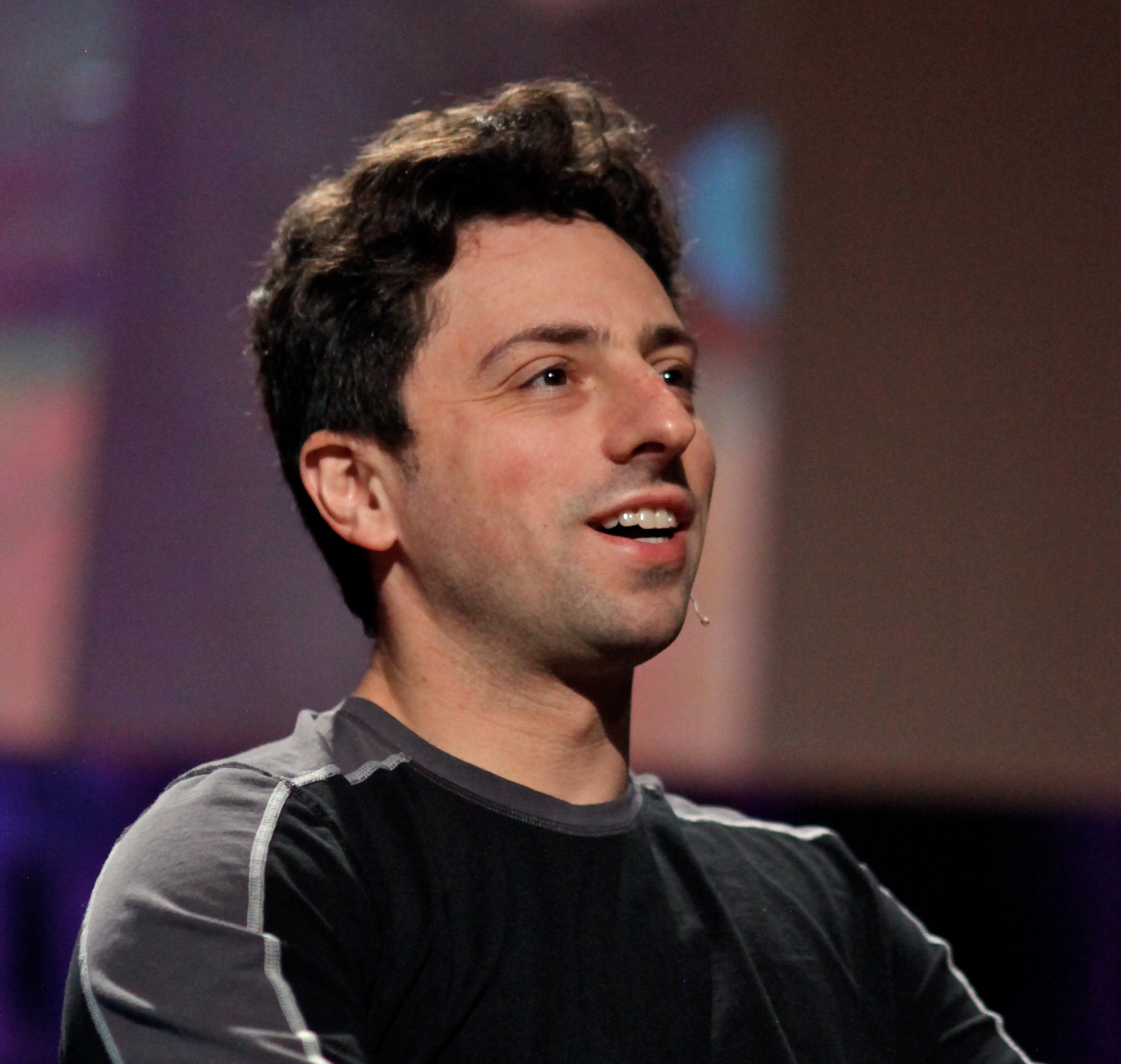 auteur Sergey Brin de la citation Une fois que vous passez de 10 personnes à 100, vous ne savez déjà pas qui est tout le monde. Donc, à ce stade, vous pourriez tout aussi bien continuer à grandir, pour obtenir les avantages de l'échelle.