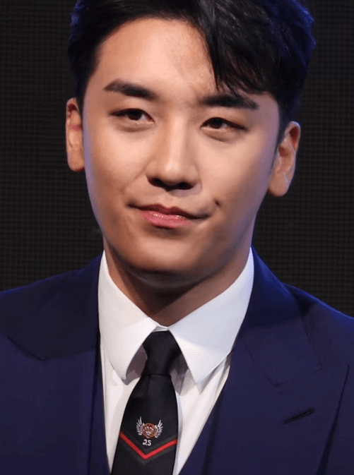 auteur seungri de la citation Lorsqu'on lui a demandé: "Que pensez-vous que l'amour est?" Beaucoup de gens parlent de choses douloureuses ou persistantes. Je voulais parler de divers côtés à aimer. Des choses comme l'excitation, le bonheur, la séparation, la douleur, le regret concernant l'amour.