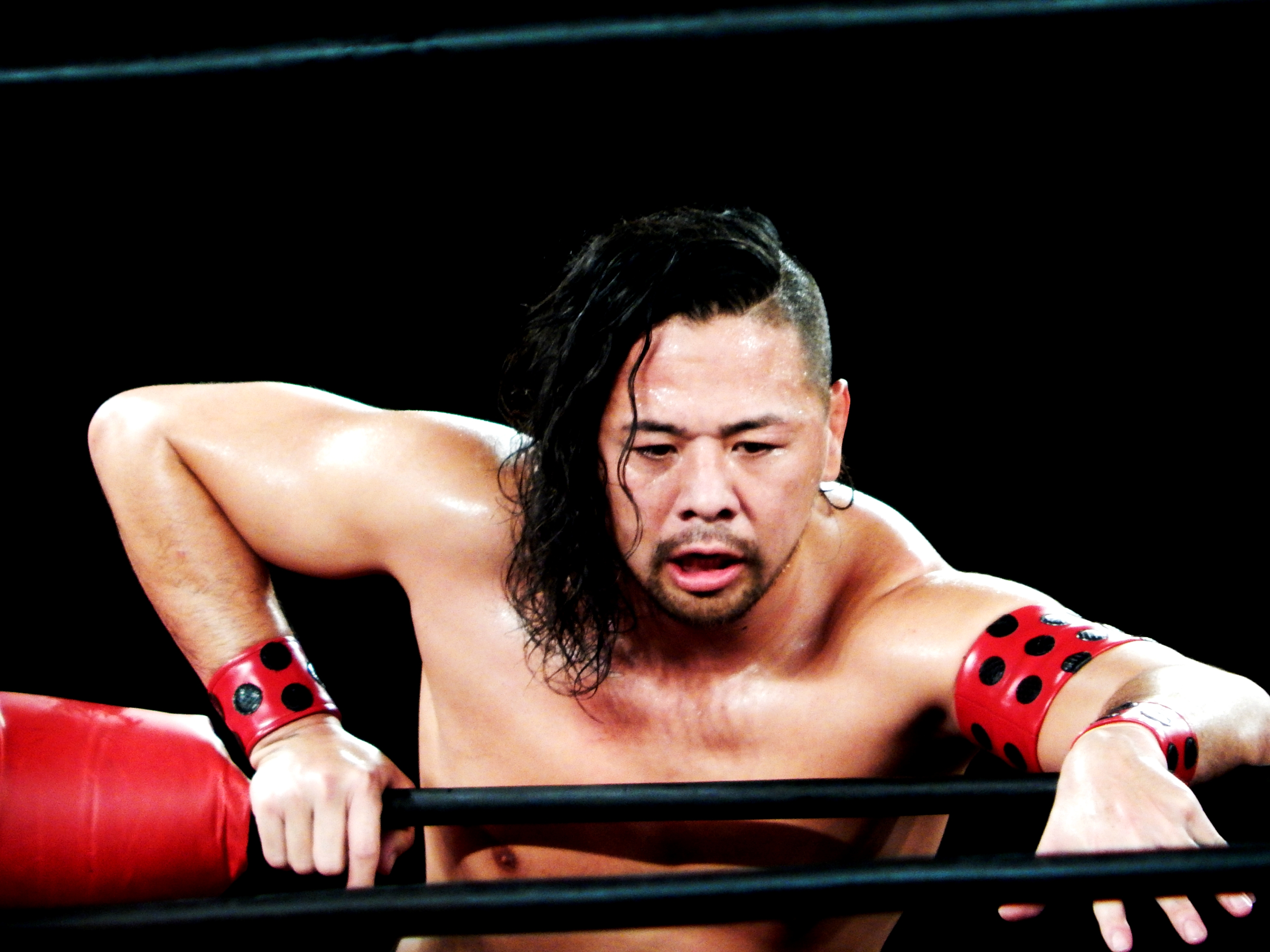 auteur Shinsuke Nakamura de la citation Après le match, à la WWE, je ne bois pas d'alcool. Je bois juste beaucoup d'eau.