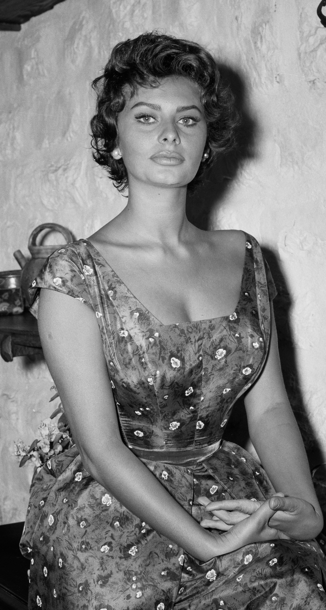 auteur Sophia Loren de la citation La beauté est ce que vous ressentez à l'intérieur et elle se reflète dans vos yeux. Ce n'est pas quelque chose de physique.