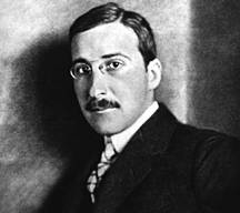 auteur Stefan Zweig de la citation Souvent, la présence de l'esprit et de l'énergie d'une personne éloignée des projecteurs décident du cours de l'histoire pour les siècles à venir.