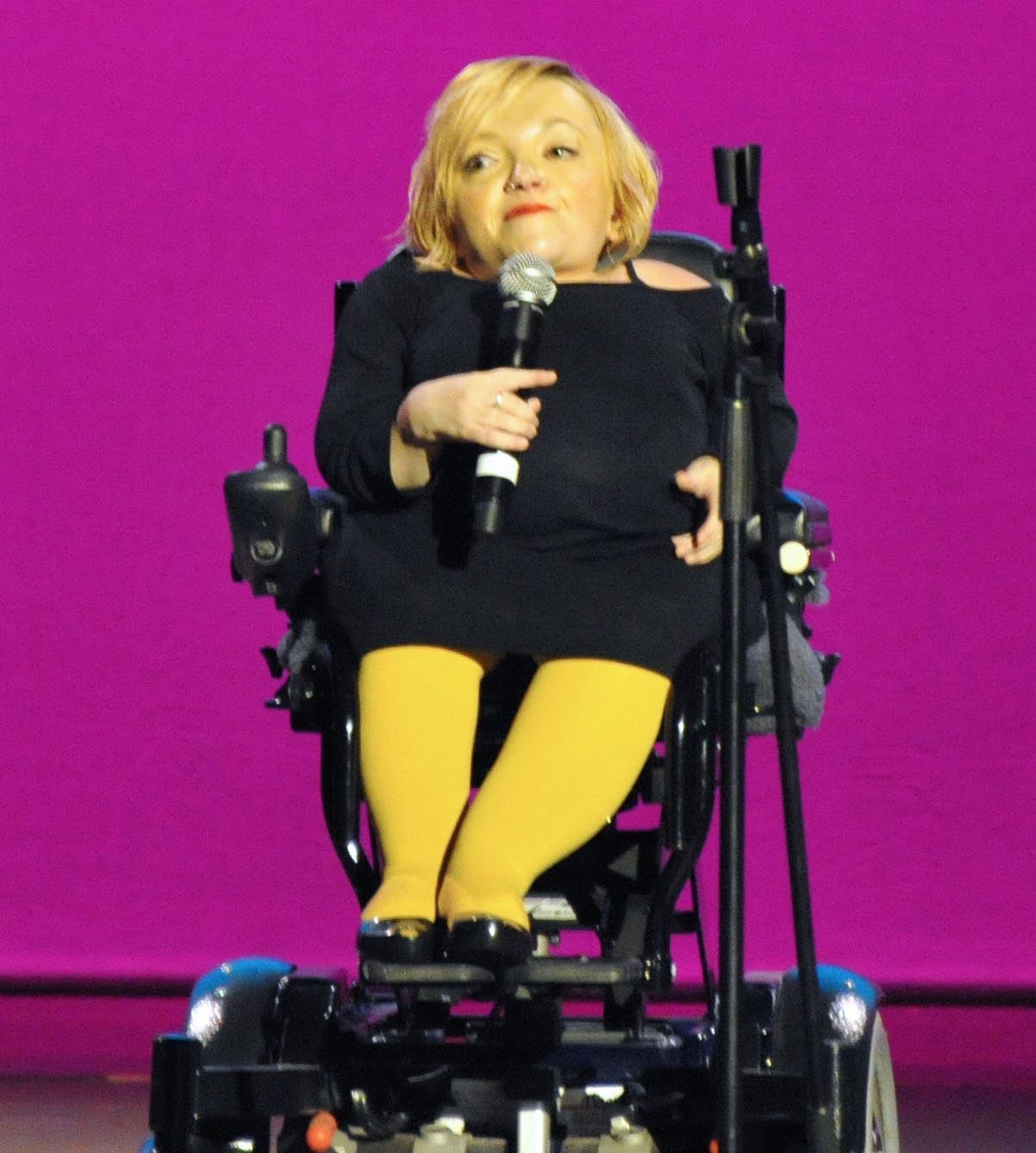 auteur Stella Young de la citation J'utilise le terme «personnes handicapées» à assez délibérément, car je souscris à ce qu'on appelle le modèle social du handicap, qui nous dit que nous sommes plus handicapés par la société dans laquelle nous vivons que par notre corps et nos diagnostics.