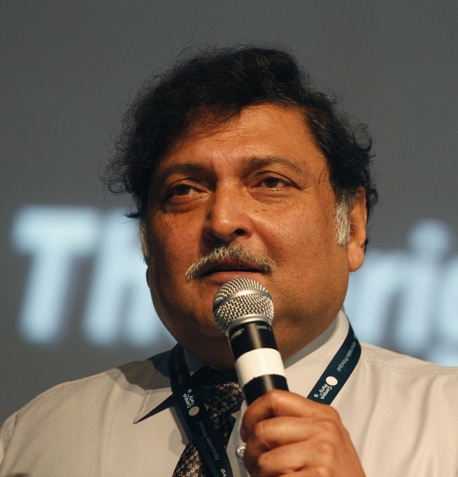 auteur Sugata Mitra de la citation J'ai été inspiré par le projet Hole in the Wall, où un ordinateur avec une connexion Internet a été mis dans un bidonville de Delhi. Lorsque le bidonville a été revisité après un mois, les enfants de ce bidonville avaient appris à utiliser le Web mondial.