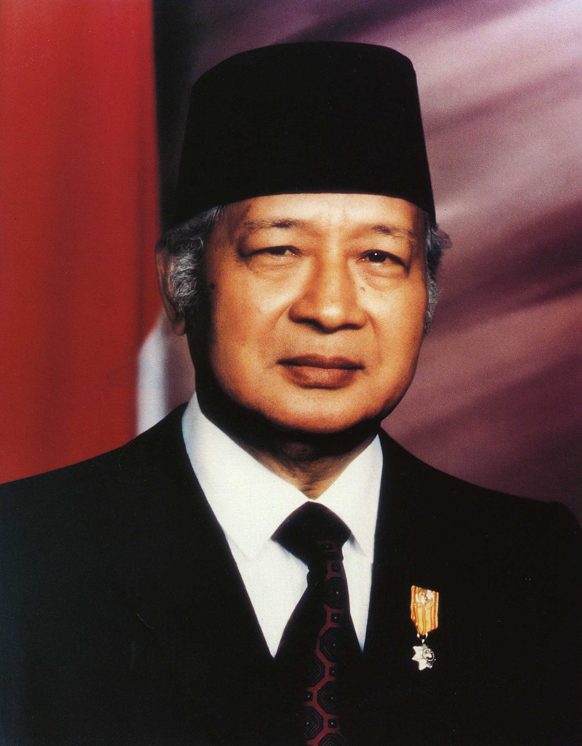 auteur Suharto de la citation Le nouvel ordre veut mettre en œuvre la démocratie dans l'économie. C'est un ordre de réaliser une société sociale, politique, économique et culturelle avec Pancasila et croyant en Dieu Tout-Puissant comme nos valeurs morales.
