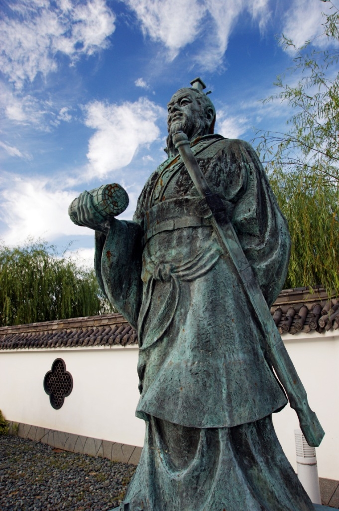 auteur Sun-tzu de la citation Un grand dirigeant commande par l'exemple et non par la force.