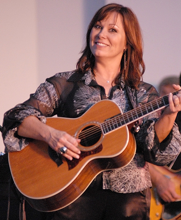 auteur Suzy Bogguss de la citation J'ai eu la chance d'enregistrer plusieurs singles et un album entier avec Chet Atkins.