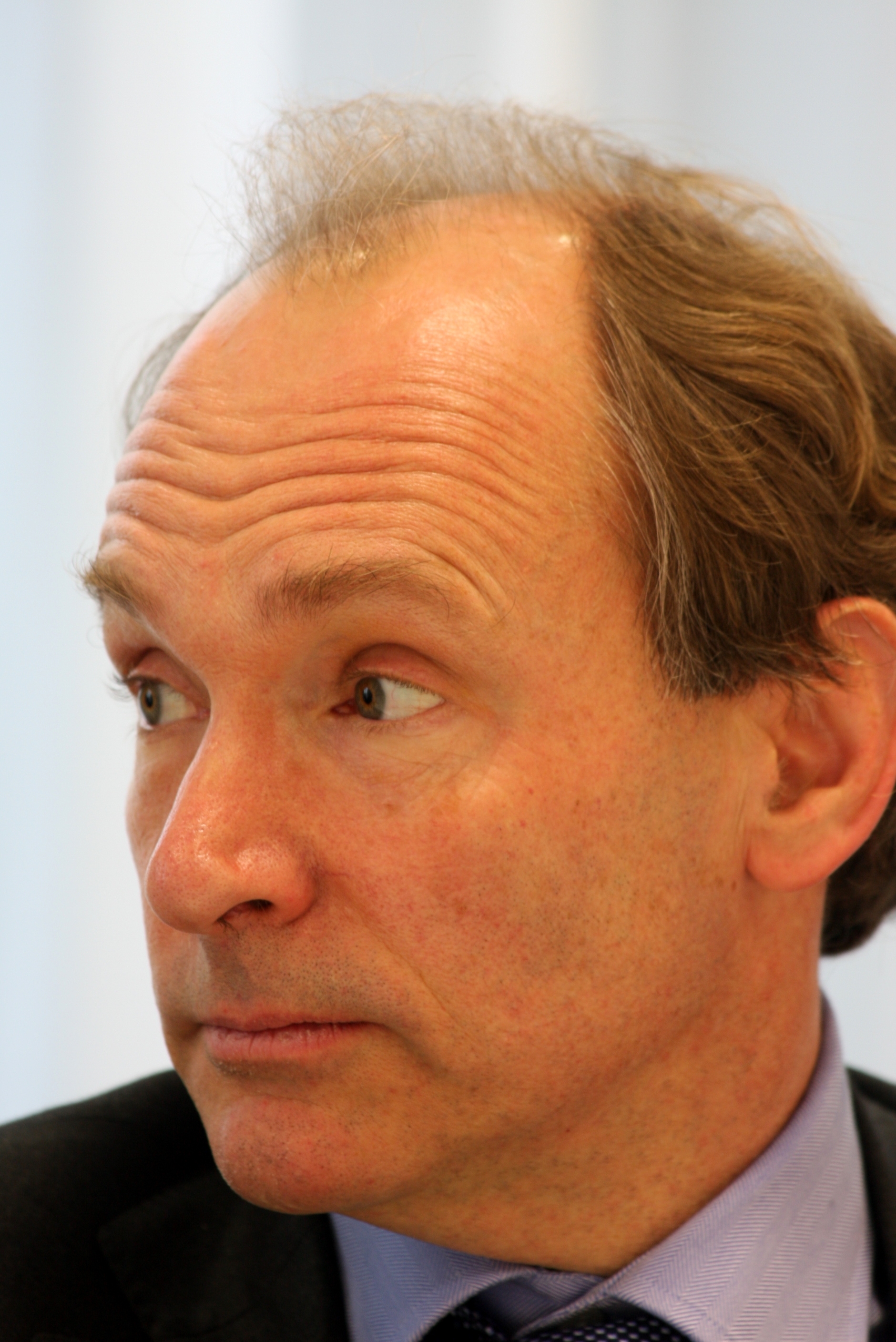 auteur Tim Berners-Lee de la citation L'histoire de la croissance du World Wide Web peut être mesurée par le nombre de pages Web publiées et le nombre de liens entre les pages. La capacité du Web à permettre aux gens de forger des liens est la raison pour laquelle nous les appelons un espace d'information abstrait, plutôt que comme un réseau.
