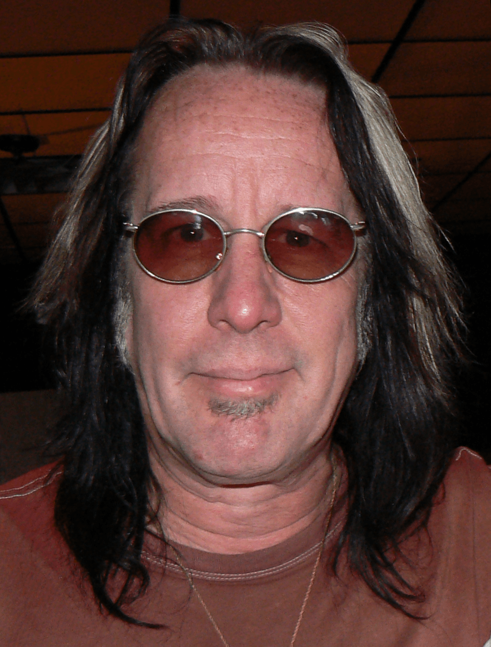 auteur Todd Rundgren de la citation Mes héros de guitare sont Eric Clapton et Jeff Beck et des gens comme ça - j'ai donc essayé de faire un album de Robert Johnson Covers que, bien que pas totalement fidèle pour les puristes de blues, est fidèle pour des gens comme moi qui ont grandi avec le Les années 60 et les versions électriques de blues-rock des chansons de Johnson.
