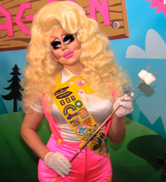 auteur Trixie Mattel de la citation La plupart des drag queens, ils mettent de la musique comme si c'était un costume. Ce n'est pas dans leurs os. Ce n'est pas dans leurs antécédents.